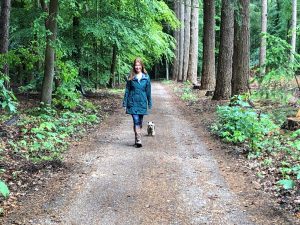 Annemarie in het bos met Pip